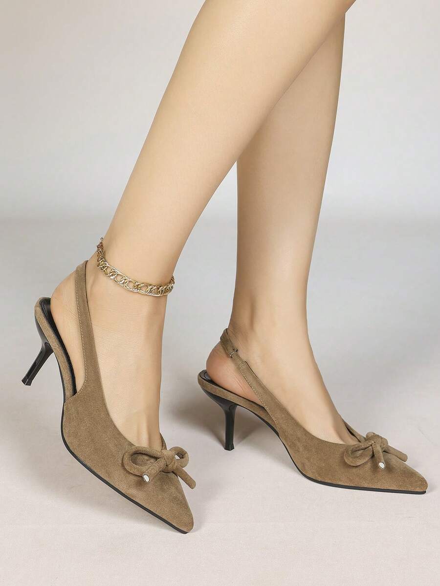 女士优雅蝴蝶结时尚高跟凉鞋,适合正式场合。棕色绒面革蝴蝶结链条装饰尖头中跟踝带链条细高跟凉鞋,优雅时尚,适合都市职业女性、办公室、约会、春秋季穿着。 - 卡其色 - 查看 1