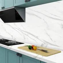 1卷大理石纹理自粘壁纸，主要用于家具翻新和表面装饰。预涂背胶，无需额外胶水，易于粘贴和移除，不留残胶。防水，易于清洁。 - 白色 - 查看 2