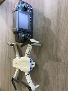 CASRRA Máy bay không người lái E99 được nâng cấp với camera và màn hình điều khiển từ xa, xem hình ảnh thời gian thực từ máy bay không người lái E88. Sở hữu camera kép 720P, động cơ không chổi than, giữ độ cao, điều khiển bằng cử chỉ, cảm biến trọng lực, thân máy có thể gập lại, chụp ảnh tự động. Đồ chơi máy bay không người lái dành cho người lớn giá cả phải chăng, món quà sinh nhật hoặc ngày lễ tuyệt vời. Được trang bị pin 1800mAh. - Màn hình trắng E99 - Xem 14