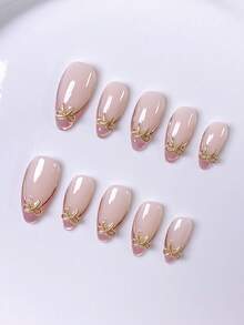 10片手工法式短指甲贴纸。这款美甲套装包含5种颜色：白色、粉色、金色、蓝色和黄色，设计迷人可爱。每张指甲贴纸都饰有手绘藤蔓图案，蜿蜒于金属质感的法式边缘。美甲用品 手工按压式美甲 - 粉色 - 查看 6