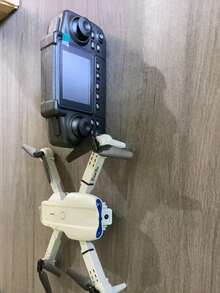 CASRRA Máy bay không người lái E99 được nâng cấp với camera và màn hình điều khiển từ xa, xem hình ảnh thời gian thực từ máy bay không người lái E88. Sở hữu camera kép 720P, động cơ không chổi than, giữ độ cao, điều khiển bằng cử chỉ, cảm biến trọng lực, thân máy có thể gập lại, chụp ảnh tự động. Đồ chơi máy bay không người lái dành cho người lớn giá cả phải chăng, món quà sinh nhật hoặc ngày lễ tuyệt vời. Được trang bị pin 1800mAh. - Màn hình trắng E99 - Xem 12