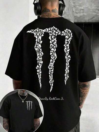 Esta Camiseta Negra De Estilo Urbano Luce Un Estampado Doble Del Logotipo De Monster Energy Con Textura Integral, Un Gráfico Artístico En La Espalda Y Un Pequeño Logotipo En El Pecho. Su Diseño Holgado Y Oversize De Manga Corta La Convierte En Una Prenda Básica De Verano Versátil E Informal Para Hombres Modernos. Su Corte Holgado La Hace Ideal Para El Día A Día. Su Diseño Sencillo Y Versátil, Combinado Con Un Corte Recto Y Holgado, La Convierte En Una Prenda Imprescindible Para Crear Un Look Retro Veraniego.
