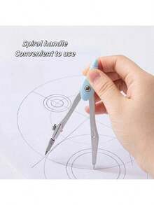 Esta brújula de metal con mango de tornillo es fácil de usar, y el repuesto también es sencillo de reemplazar. Se puede utilizar para dibujar círculos o arcos, así como para medir longitudes. Es un suministro de oficina esencial para los estudiantes durante la temporada de regreso a clases de primavera. - Unitalla - Ver 2