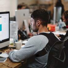 Corrector de postura de otoño e invierno ComfortFit para hombres y mujeres - Soporte ortopédico ajustable y transpirable - Apoyo sin costuras para la espalda superior, la columna vertebral, el cuello y los hombros - Ideal para uso diario, estabilización de la clavícula - Negro - Ver 9