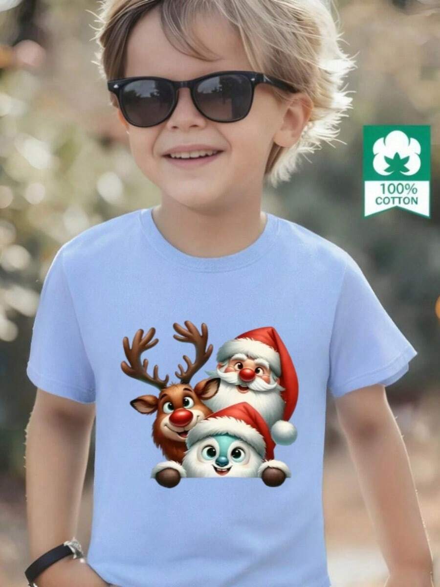 Esta nueva camiseta de manga corta para niño está hecha 100 % de algodón y luce un elegante estampado Navidad. Es informal y versátil. Su tejido suave y agradable al tacto cuida la delicada piel de los niños, permitiéndoles moverse con libertad y sentirse cómodos durante reuniones familiares, eventos escolares o juegos al aire libre. - Azul - Ver 1