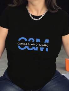 Camiseta gráfica Camilla Marc para mujeres - Mezcla de poliéster suave y transpirable, camiseta de manga corta de cuello redondo de secado rápido con impresión de letras azules llamativas, ajuste relajado para uso casual y al aire libre en verano, comodidad para todas las estaciones, camiseta elegante y cómoda, elasticidad media, ropa de ocio, top moderno, camiseta ligera, top estampado, mujeres modernas - Negro - Ver 1