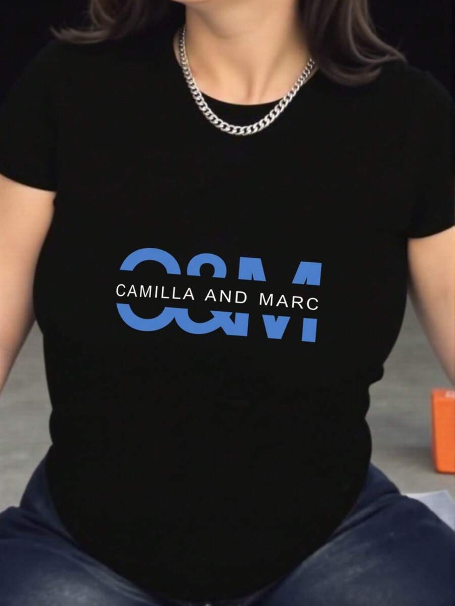 Camiseta gráfica Camilla Marc para mujeres - Mezcla de poliéster suave y transpirable, camiseta de manga corta de cuello redondo de secado rápido con impresión de letras azules llamativas, ajuste relajado para uso casual y al aire libre en verano, comodidad para todas las estaciones, camiseta elegante y cómoda, elasticidad media, ropa de ocio, top moderno, camiseta ligera, top estampado, mujeres modernas - Negro - Ver 1