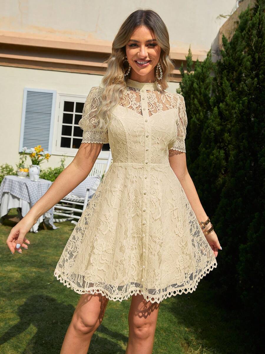 女士夏季蕾丝泡泡袖单排扣荷叶边优雅短款连衣裙，适合婚礼宾客、派对、毕业典礼、生日等场合穿着 - 杏色 - 查看 1
