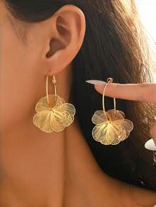 1 Pair Of New European And American Women's Earrings With Geometric Flower Petal Design, Ear Buckles That Are Versatile And High-End, Suitable For Women To Wear At Daily Gatherings And Parties - Gold - View 1