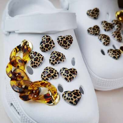 16 件豹纹爱心吊坠 + 琥珀链鞋扣 | 木屐装饰配件 | 时尚 DIY 鞋履装饰套装。豹纹爱心吊坠融合了野性与甜美，琥珀链扣则拥有半透明质感和复古气息。只需简单的夹子和插扣即可轻松安装，让您的普通木屐瞬间变身吸睛街头风单品，完美适用于日常出行或度假造型！
