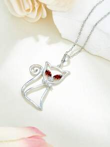 这款925纯银镂空猫咪项链，饰以红色水钻眼睛，展现出俏皮活泼又精致甜美的元素。适合日常通勤搭配衬衫/针织衫，增添趣味细节；也适合购物、约会、派对等各种场合。 - 酒紅色 - 查看 8