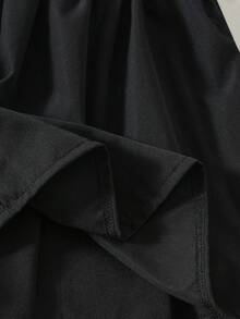 【返校套装】8-12岁女孩清新青春日常穿搭：蓝白条纹荷叶领衬衫+黑色百褶裙，既适合上学又舒适甜美