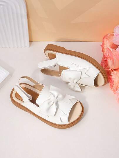 1 双儿童女童蝴蝶结装饰人造革透气露趾绑带平底舒适凉鞋，适合玩耍