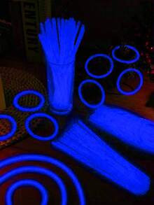 15/50/100 قطعة من أعواد الإضاءة الزرقاء المضيئة في الظلام. هذه الأجهزة الإضاءة يمكنها الإضاءة لمدة 8-12 ساعة متواصلة. مناسبة لإضاءة الحفلات والهدايا والأساور والقلائد والإضاءة النيون وديكورات حفلات الزفاف وغيرها. - الأزرق - مشاهدة 3