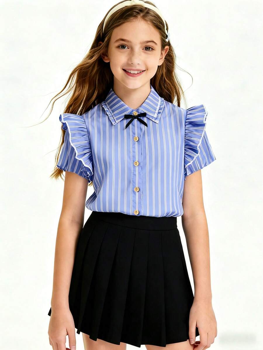 【返校套装】8-12岁女孩清新青春日常穿搭：蓝白条纹荷叶领衬衫+黑色百褶裙，既适合上学又舒适甜美