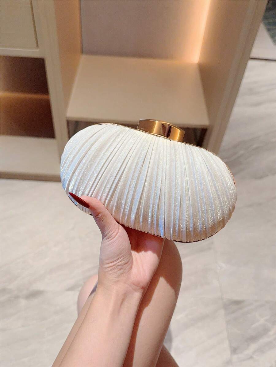 月光之夜手拿包 - 1个迷你白色不规则盒褶缎面经典手拿包，适合正式场合、晚宴、浪漫婚礼、年末派对、新娘、舞会等，带翻盖和链条。完美搭配新年装束、派对礼服、婚礼必备、毕业典礼及舞会礼服。