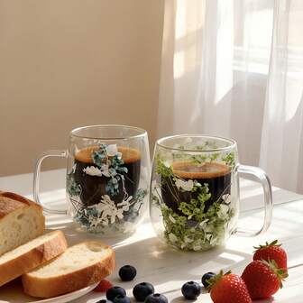 1-2-4个装双层隔热手柄玻璃咖啡杯，马克杯咖啡杯，内部填充花朵，不含PBA，适用于冷饮、热饮、茶包、抹茶、卡布奇诺、冰美式咖啡。是婚礼季、情人节、圣诞节、生日等场合的独特礼物。