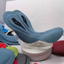 四向弹力骑行训练短裤，采用梯度压缩技术增强肌肉效率，蜂窝衬垫防止皮肤刺激，适合山地自行车和公路自行车训练。