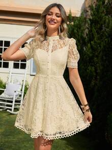 女士夏季蕾丝泡泡袖单排扣荷叶边优雅短款连衣裙，适合婚礼宾客、派对、毕业典礼、生日等场合穿着 - 杏色 - 查看 4