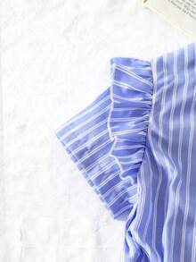 【返校套装】8-12岁女孩清新青春日常穿搭：蓝白条纹荷叶领衬衫+黑色百褶裙，既适合上学又舒适甜美