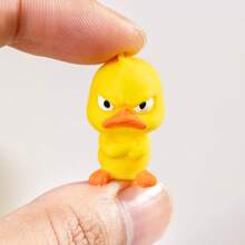 2026 最新款 3D 打印愤怒鸭汽车装饰 - 黄色橡胶鸭，黑色眼睛和橙色嘴巴，表情生动，适用于轿车、卡车和 SUV - 圣诞节、生日、公路旅行和汽车派对的完美礼物。这款充满节日气氛的 3D 打印橡胶鸭表情丰富，适合装饰汽车内饰，是一款可爱又别致的小鸭子汽车装饰品。 - 彩色 - 查看 4