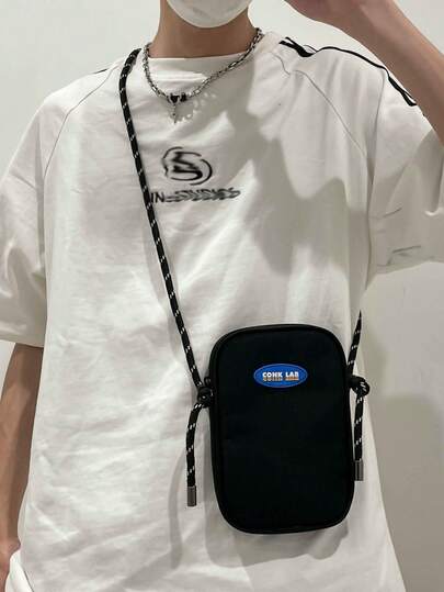 男士字母图案休闲斜挎包，日常百搭