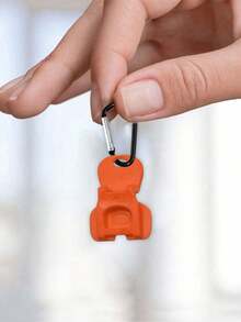 这款塑料可乐饮料罐开罐器，兼具防尘密封功能，是一款简单小巧的开瓶器，同时还具备防尘密封功能。它可以作为钥匙扣或挂件使用，小巧便携，适合家庭聚会、野餐、郊游和办公等场合。操作稳定，可轻松开启瓶盖，开启后还能密封瓶口，防止灰尘进入，保持饮料新鲜。是日常生活中实用的小工具。也适合放在书包里，方便携带。