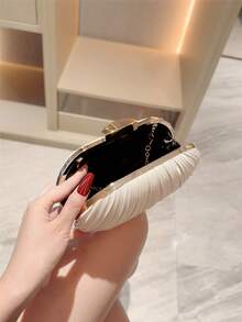 月光之夜手拿包 - 1个迷你白色不规则盒褶缎面经典手拿包，适合正式场合、晚宴、浪漫婚礼、年末派对、新娘、舞会等，带翻盖和链条。完美搭配新年装束、派对礼服、婚礼必备、毕业典礼及舞会礼服。 - 白色 - 查看 7