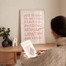 1幅粉色励志语录帆布墙画 - “你美丽、坚强、有韧性、珍贵且被爱着” - 带框，现代美学装饰，非常适合卧室、客厅或办公室 - 也非常适合女孩的婴儿房或家庭办公室，卧室墙面装饰