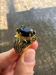 这款戒指风格华丽独特，极具个性。戒身采用黑金双色设计，金色部分饰以精美的镂空花卉和卷草纹饰。线条流畅，层次分明，尽显古典宫廷风格的精致奢华。适合追求独特品味和复古美学的佩戴者。 - 黑色 - 查看 3
