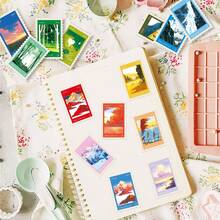 50 feuilles d'autocollants de timbres de paysage, autocollants de gribouillis de bande dessinée, timbres de paysage, autocollants décoratifs pour enveloppes, cartes de vœux, tasses, bagages, journaux, magazines, planificateurs, albums de découpages, etc. Idéal comme cadeau pour les amis, les anniversaires/fêtes, les fournitures scolaires, les matériaux d'étude, les fournitures artisanales, les autocollants. - Multicolore - Voir 2