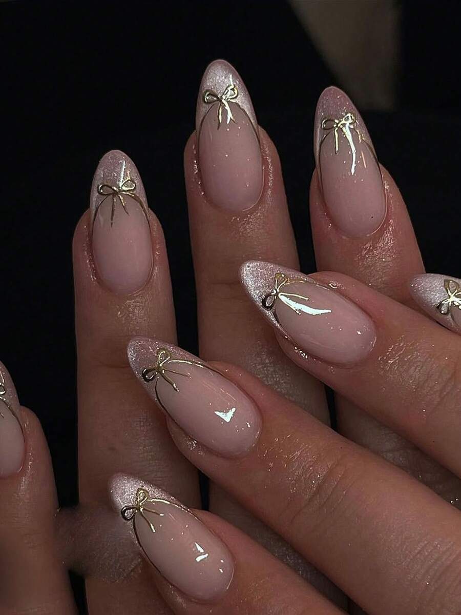 10片手工法式短指甲贴纸。这款美甲套装包含5种颜色：白色、粉色、金色、蓝色和黄色，设计迷人可爱。每张指甲贴纸都饰有手绘藤蔓图案，蜿蜒于金属质感的法式边缘。美甲用品 手工按压式美甲 - 粉色 - 查看 1