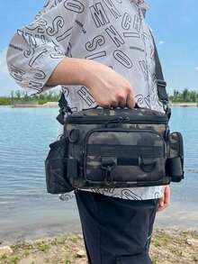 1个多隔层防水钓具包，迷彩和几何图案可选，纯色可选，拉链封口，肩带。是户外徒步、露营和钓鱼装备收纳的理想之选。