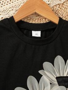 Bộ 2 món cho bé gái, gồm áo thun trơn màu, tay rớt, họa tiết hoa và chân váy chữ A dài đến đầu gối, thích hợp cho mùa hè. - màu đen - Xem 3