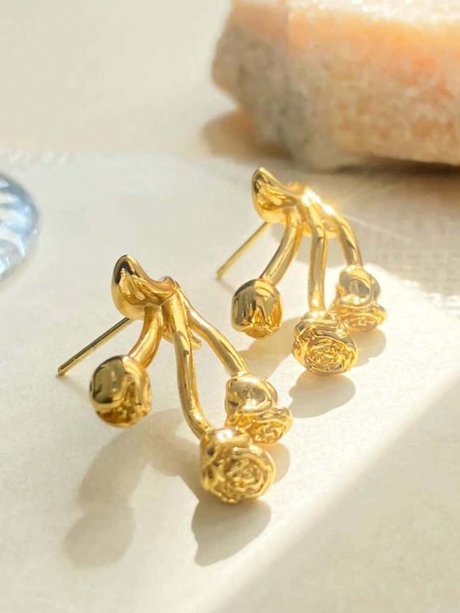 一对时尚不锈钢三玫瑰耳钉，简约优雅，个性十足，适合女性日常生活、晚宴、通勤等场合，百搭实用，是送给朋友和亲戚的小礼物。