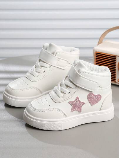一双白色高帮婴儿运动鞋，饰有闪亮的粉色星星和爱心图案，可爱又时尚。鞋面采用搭扣设计，方便穿脱，穿着稳固。圆头设计保护宝宝的脚趾，防滑纹理鞋底确保行走安全。这款运动鞋既时尚又实用，是宝宝日常活动或特殊场合的理想之选。