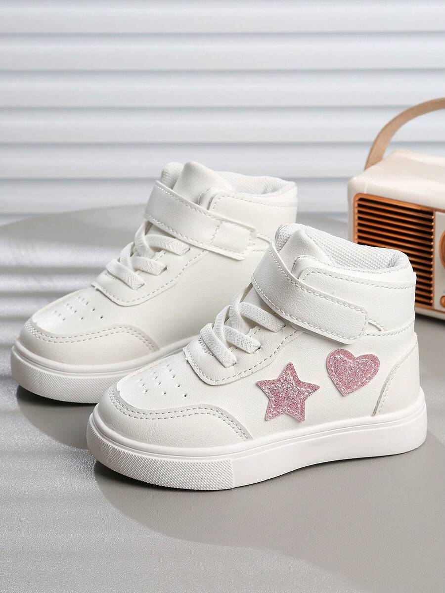 一双白色高帮婴儿运动鞋，饰有闪亮的粉色星星和爱心图案，可爱又时尚。鞋面采用搭扣设计，方便穿脱，穿着稳固。圆头设计保护宝宝的脚趾，防滑纹理鞋底确保行走安全。这款运动鞋既时尚又实用，是宝宝日常活动或特殊场合的理想之选。 - 白色 - 查看 1