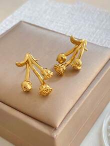 一对时尚不锈钢三玫瑰耳钉，简约优雅，个性十足，适合女性日常生活、晚宴、通勤等场合，百搭实用，是送给朋友和亲戚的小礼物。