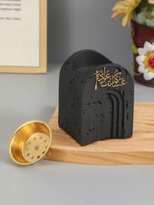 这款简约的拱形立体树脂香炉，饰以精美的阿拉伯书法，是专为斋月设计的香炉、香薰炉和香氛扩散器，同时也是一件优雅的斋月桌面摆件。它适用于客厅、卧室、瑜伽室和冥想空间，是香氛爱好者的理想之选。 - 彩色 - 查看 7