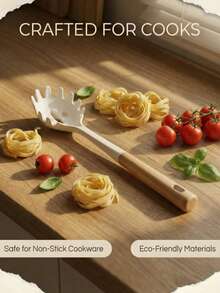 Esta cuchara de espagueti de silicona blanca es resistente al calor y antideslizante. La superficie suave no rayará los utensilios de cocina. Se puede usar para recoger espaguetis y macarrones. El pequeño orificio del mango permite drenar el líquido. El mango de madera está hecho de material de silicona, proporcionando un agarre cómodo y un toque fresco. El mango tiene un orificio para colgar para un almacenamiento fácil. Ya sea para la cocina occidental o italiana, es una herramienta práctica para cocinar pasta. - Multicolor - Ver 7