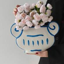 Cabin Kangaroo 1 chiếc bình hoa phong cách nghệ thuật hiện đại, lấy cảm hứng từ triết lý nghệ thuật của Klein, kết hợp các yếu tố của cột Ionic Hy Lạp, được vẽ tay hoàn toàn, là bình hoa nhựa thủ công chất lượng cao, vật trang trí bình hoa có giá trị nghệ thuật, bình trang trí không gian. - Nhiều màu - Xem 11