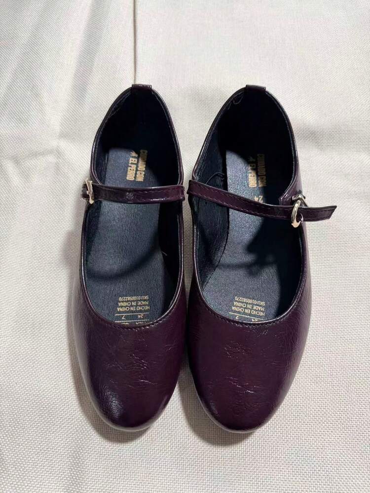 这款女士时尚玛丽珍鞋采用单扣设计，风格简约百搭，适合各种场合。无论是散步、约会还是去咖啡馆，都能展现轻松又不失精致的气质。 - 酒紅色 - 查看 8