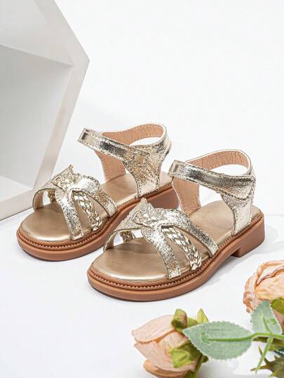 一双金色花朵图案时尚可爱女童平底凉鞋，适合夏季度假