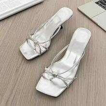 Sandalias de tacón alto para mujer Sandalias de tacón alto con tiras y punta cuadrada de estilo francés. Sandalias de cuña con tacón grueso y tiras finas. Sandalias planas de tacón bajo y punta abierta. Elegantes sandalias con tira en el dedo para mujer. Sandalias de tacón alto de estilo francés para la nueva temporada de verano, inspiradas en las hadas y pensadas para llevar al aire libre. Sandalias de tacón fino con tiras de PU y tira en el dedo. Sandalias de tacón alto de color - Plateado - Ver 2