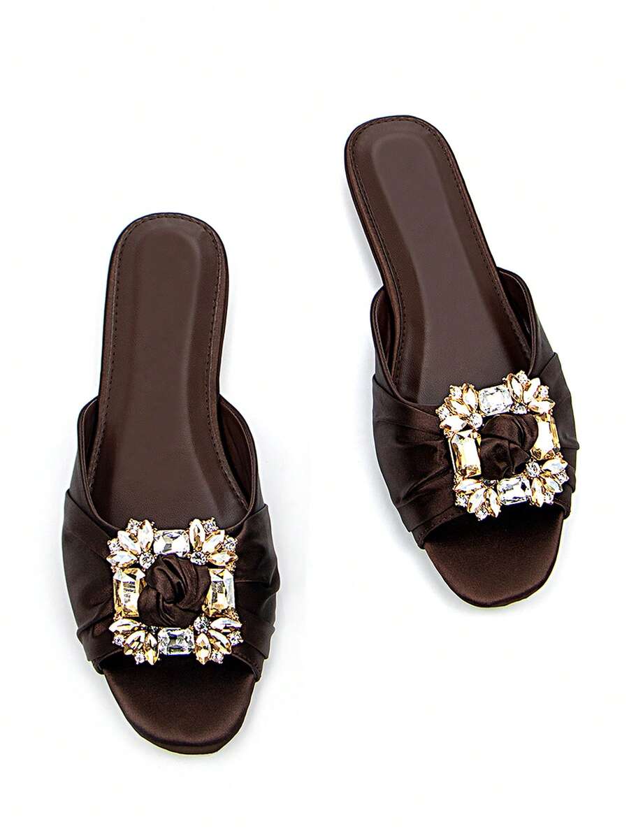 Sandal đế bằng thoải mái, mũi vuông, chất liệu satin, màu nâu sô cô la, đính đá lấp lánh toàn bộ, khóa kim loại trang trí, thích hợp cho nữ, đi hàng ngày và dự tiệc, phối hợp với trang phục mùa xuân hè. - Màu nâu Sô-cô-la - Xem 1
