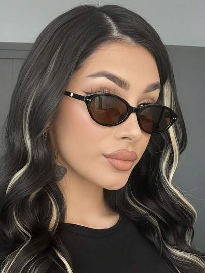 1 par svarta ovala PC-bågar vintage enfärgade personliga nitdekor minimalistiska glasögon för kvinnor