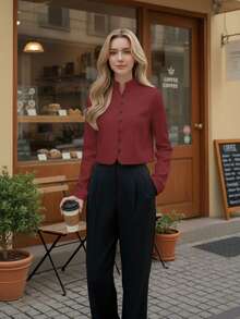女士优雅复古立领纯色长袖衬衫，可机洗，无弹力H字版型，轻盈透气，适合春秋季穿着，休闲、办公、复古风皆宜。简约优雅的纽扣设计，尽显精致气质，适合春节、情人节、办公、休闲聚会、早午餐、约会、外出、参观美术馆、鸡尾酒会等场合。 - 酒紅色 - 查看 3