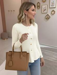 女士纯色长袖圆领开衫毛衣。荷叶边下摆增添优雅时尚感。这款时尚精致的毛衣非常适合拍照、日常穿着或外出散步。 - 乳白色 - 查看 6