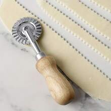 1pc Wooden Handle Pastry Cutter Wheel, Steel Pastry Cutter, Dumpling Light Beige Floral Edge Mold, Cookie & Pastry Dotted Line Rolling Cutter Mold, Kitchen Tool, Kitchenware