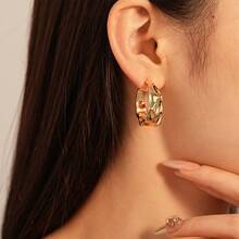 1对极简主义扭曲不对称几何纹理C形耳环 - 金色 - 查看 5